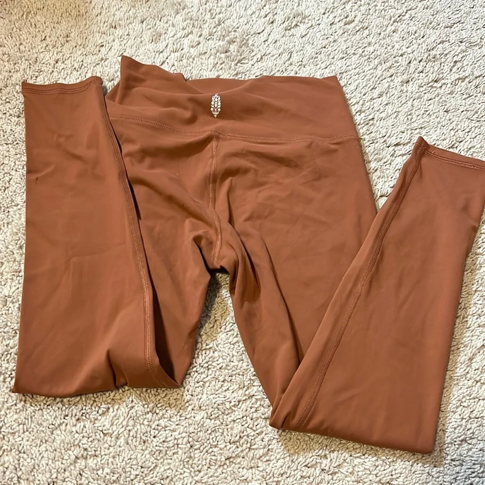$98 NWOT FREE PEOPLE MOVEMENT NEVER BETTER 7/8 LEGGINGS SEQUIA - Picture 4 of 5